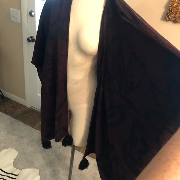 Shawl or Capelet - Picture 9 of 15